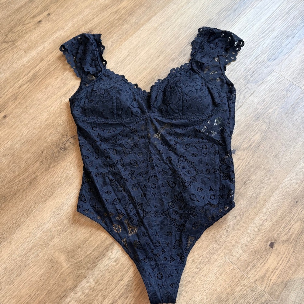 NWT Gilly Hicks Black Floral Lace Bodysuit Flutter Sleeve V-Neck Large